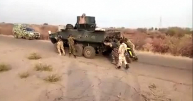 Soldiers push faulty armoured tank on battle field (Video)