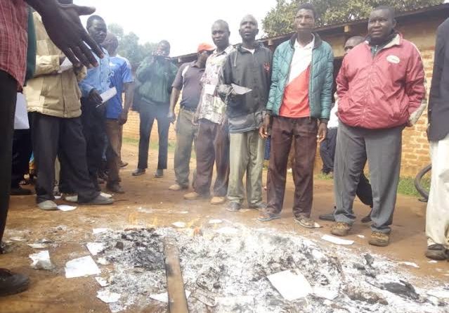 Nigeria Decides: Thugs burn ballot boxes, ask voters to thumbprint in Lagos