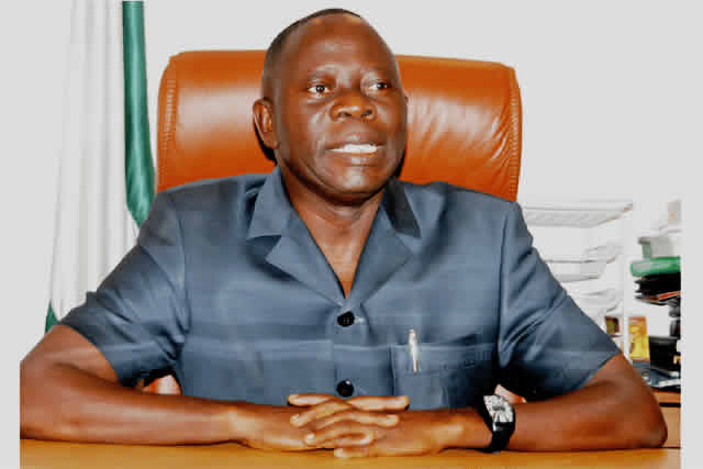 Adams Oshiomhole chased out of campaign rally with chants of Obi