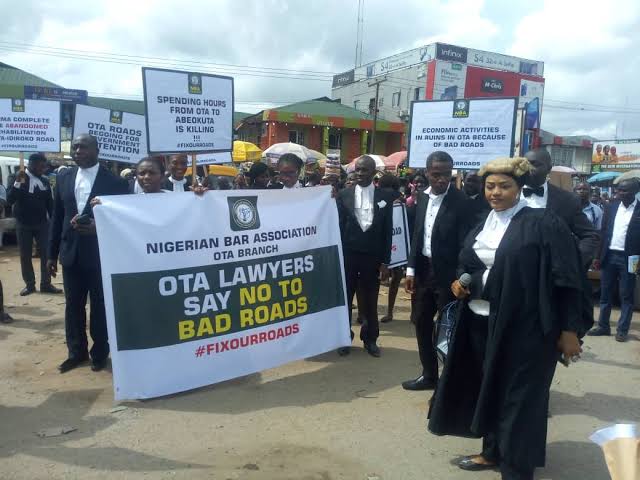 Lawyers protest bad roads in Ogun