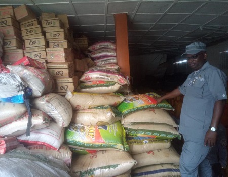 Custom officials raid market for foreign rice, vegetable oil