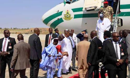 Video: Residents boo Buhari as he visits Maiduguri