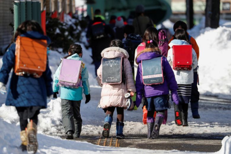 Cornonavirus: Japan shuts down public schools