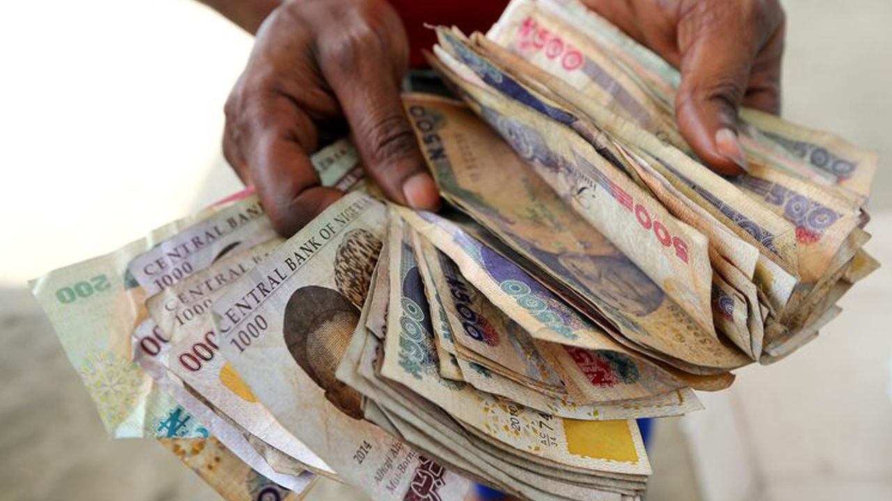 Naira further crashes to N425/$1