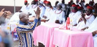 Video: Oshiomhole turns prayer warrior over Obaseki