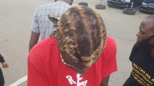 Photos: Security operatives shave #RevolutionNow protester’s hair with broken bottle in Abuja