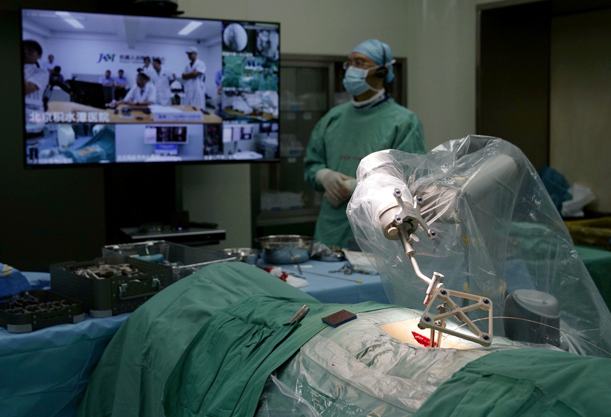 Chinese robot performs bladder surgery using 5G