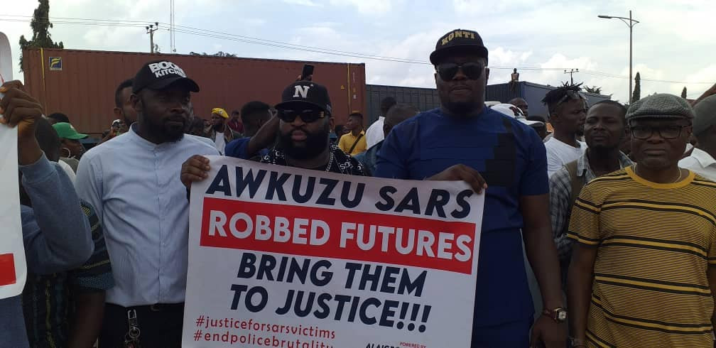 Police open fire on #Endsars protesters who marched to Anambra SARS headquarters