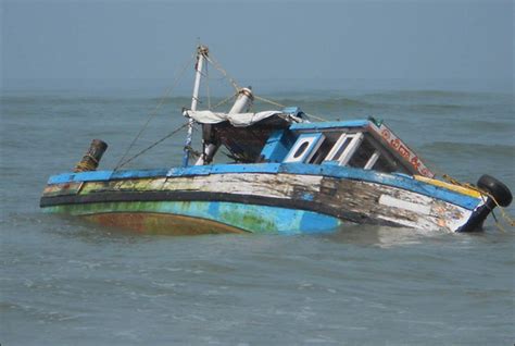 Video: Boat conveying INEC staff, Ondo electoral materials, capsizes