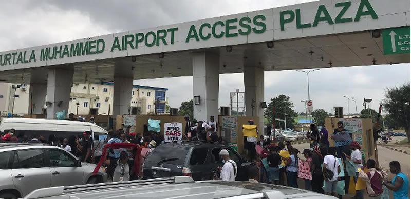 #Endsars protesters block Lekki toll gate, Lagos airport, National Stadium and Osun governor’s office #Endsars protesters block Lekki toll gate, Lagos airport, National Stadium and Osun governor’s office