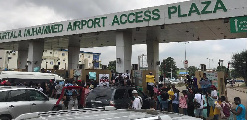 #Endsars protesters block Lekki toll gate, Lagos airport, National Stadium and Osun governor’s office