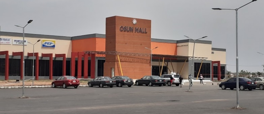 Updated: Shopping complex in Osogbo post office burnt as hoodlums vandalize, loot Osun mall