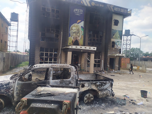 Two policemen burnt alive in Ibadan, Akeredolu’s campaign office, police station torched