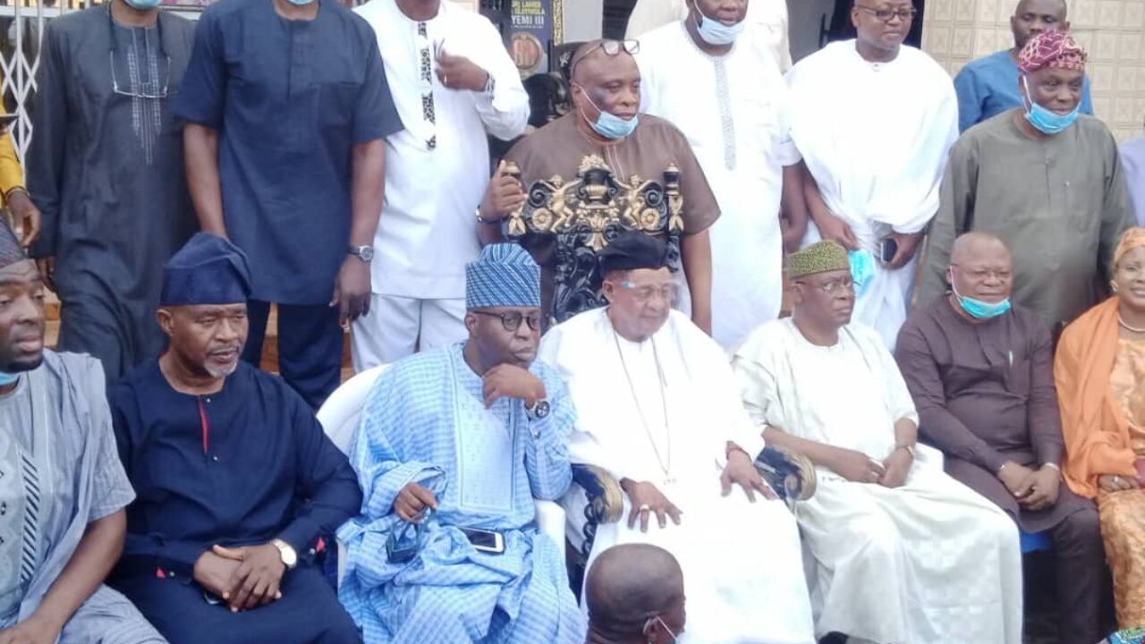 Tinubu’s loyalists storm Alaafin’s palace ahead of 2023