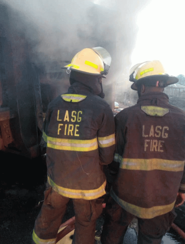 Fire guts seven vehicles on Otedola Bridge in Lagos (Photos)