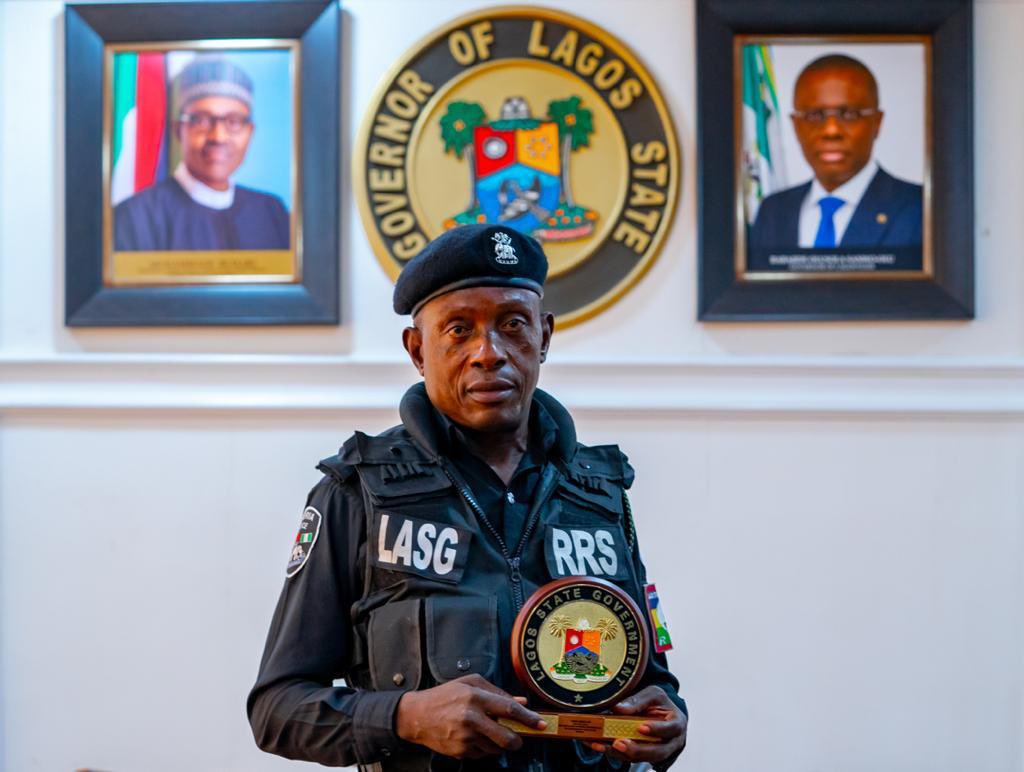 Nigerians raise N500k for armed policeman assaulted by civilian, gets plaque, commendation from Sanwo-Olu