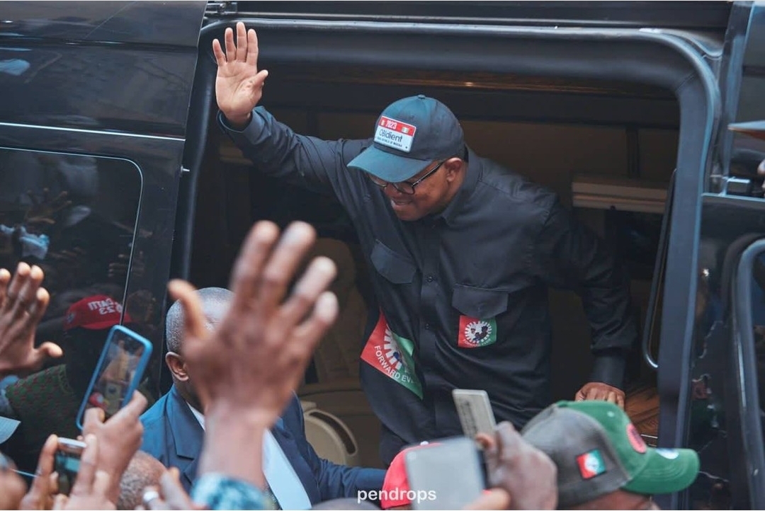 Mammoth crowd welcomes Peter Obi in Alaba market