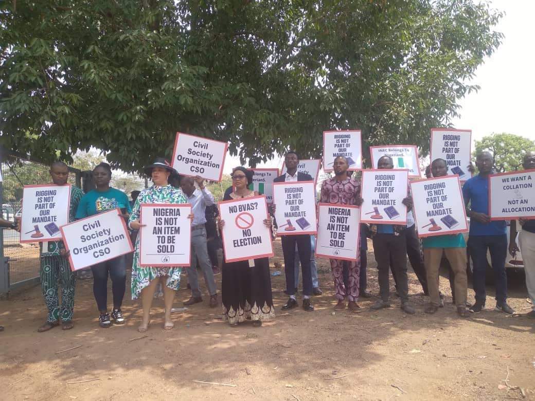 Nigeria election 2023: Protesters besige unity fountain, Abuja, unhappy with election result