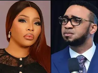 Chris Okafor kneels to apologise to Doris Ogala